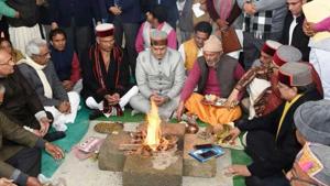 Rawat with ministers and MLAs participate at the ‘havan’ inside the assembly.(HT PHOTO) Rawat with ministers and MLAs participate at the ‘havan’ inside the assembly.(HT PHOTO)