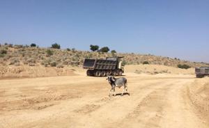 Lack of green belt near Kapurdi and Jalipa lignite mines in Barmer spells ecological imbalance and health hazards.(HT Photo) Lack of green belt near Kapurdi and Jalipa lignite mines in Barmer spells ecological imbalance and health hazards.(HT Photo)