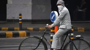 A cyclist wearing a mask rides on his vehicle amid heavy smog in New Delhi on December 5, 2017(AFP) A cyclist wearing a mask rides on his vehicle amid heavy smog in New Delhi on December 5, 2017(AFP)