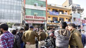 Around 2.30 pm, more than 20 people gathered outside the hospital and raised slogans against the hospital management.(Sanjeev Verma/HT PHOTO) Around 2.30 pm, more than 20 people gathered outside the hospital and raised slogans against the hospital management.(Sanjeev Verma/HT PHOTO)