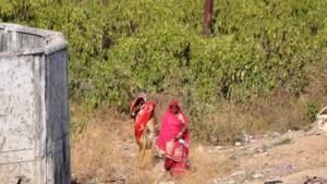 Over 1,800 people defecate in open in the state capital, revealed a survey by Dehradun Municipal Corporation.(Vinay Santosh Kumar/HT) Over 1,800 people defecate in open in the state capital, revealed a survey by Dehradun Municipal Corporation.(Vinay Santosh Kumar/HT)