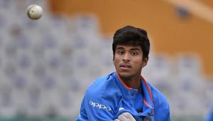 Washington Sundar was handed his maiden ODI cap from coach Ravi Shastri before the start of play vs Sri Lanka at Mohali.(PTI) Washington Sundar was handed his maiden ODI cap from coach Ravi Shastri before the start of play vs Sri Lanka at Mohali.(PTI)