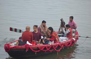 A musical ride on a small boat with five people costs Rs 7,000, Rs 11,000 on a medium-sized boat and Rs 15,000 for a large boat.(HT Photo) A musical ride on a small boat with five people costs Rs 7,000, Rs 11,000 on a medium-sized boat and Rs 15,000 for a large boat.(HT Photo)