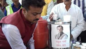 Anwar Hussain distributing ‘Rahul Gandhi herbal tea’ in Gorakhpur.(HT Photo) Anwar Hussain distributing ‘Rahul Gandhi herbal tea’ in Gorakhpur.(HT Photo)