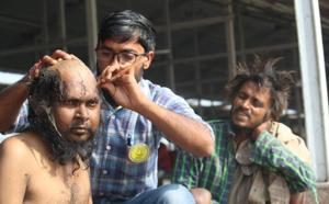 A mentally ill man being shaved by a Smile Roti Bank team member.(HT Photo) A mentally ill man being shaved by a Smile Roti Bank team member.(HT Photo)