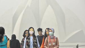 Delhi witnessed its worst smog in 17 years in 2016. Fumes from stubble-burning regions, firecrackers burnt during Diwali.(Burhaan Kinu/HT PHOTO) Delhi witnessed its worst smog in 17 years in 2016. Fumes from stubble-burning regions, firecrackers burnt during Diwali.(Burhaan Kinu/HT PHOTO)