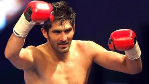 Vijender Singh will face Ernest Amuzu of Ghana in the tenth bout of his professional boxing career in Jaipur.(PTI) Vijender Singh will face Ernest Amuzu of Ghana in the tenth bout of his professional boxing career in Jaipur.(PTI)