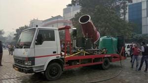 On Monday evening, the functioning of the machine was demonstrated to deputy chief minister Manish Sisodia and environment minister Imran Hussain.(Joydeep Thakur / HT Photo) On Monday evening, the functioning of the machine was demonstrated to deputy chief minister Manish Sisodia and environment minister Imran Hussain.(Joydeep Thakur / HT Photo)