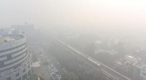 Thursday morning’s AQI was 77 notches higher than Wednesday’s 24-hour average of 359 falling under ‘very poor’ category.(Sanchit Khanna / HT Photo) Thursday morning’s AQI was 77 notches higher than Wednesday’s 24-hour average of 359 falling under ‘very poor’ category.(Sanchit Khanna / HT Photo)