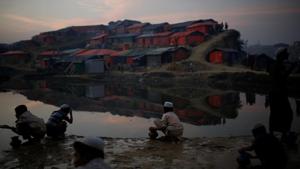 Rohingya refugees wash before evening prayers at the Balukhali refugee camp near Cox's Bazar, Bangladesh December 20, 2017.(REUTERS Photo) Rohingya refugees wash before evening prayers at the Balukhali refugee camp near Cox's Bazar, Bangladesh December 20, 2017.(REUTERS Photo)