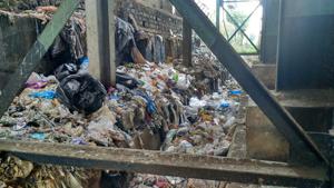 The problem of garbage along Mumbai railway lines needs a permanent solution.(HT Photo) The problem of garbage along Mumbai railway lines needs a permanent solution.(HT Photo)