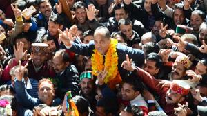 BJP supporters celebrate with Jai Ram Thakur after he was named the Himachal Pradesh CM pick on Sunday.(Deepak Sansta/HT Photo) BJP supporters celebrate with Jai Ram Thakur after he was named the Himachal Pradesh CM pick on Sunday.(Deepak Sansta/HT Photo)