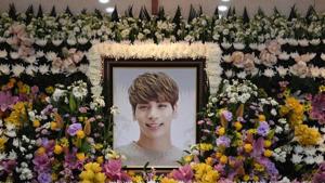 A portrait of Kim Jong-hyun, the lead singer of top South Korean boy band SHINee, is seen on an altar during a memorial service for him in Seoul, South Korea, December 19, 2017.(Yonhap/via REUTERS) A portrait of Kim Jong-hyun, the lead singer of top South Korean boy band SHINee, is seen on an altar during a memorial service for him in Seoul, South Korea, December 19, 2017.(Yonhap/via REUTERS)