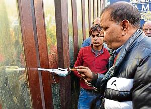 MCD sealed shops and farm houses of Chhattarpur on Tuesday.(Sanchit Khanna/HT PHOTO) MCD sealed shops and farm houses of Chhattarpur on Tuesday.(Sanchit Khanna/HT PHOTO)