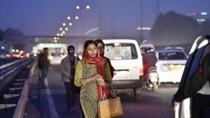 A woman waits for a cab on the Delhi-Gurgaon Expressway.(Sanjeev Verma/HT PHOTO) A woman waits for a cab on the Delhi-Gurgaon Expressway.(Sanjeev Verma/HT PHOTO)