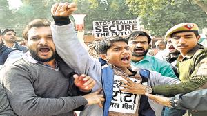 Shop owners protest during a sealing drive in Chattarpur on Wednesday.(Sanchit Khanna/HT PHOTO) Shop owners protest during a sealing drive in Chattarpur on Wednesday.(Sanchit Khanna/HT PHOTO)