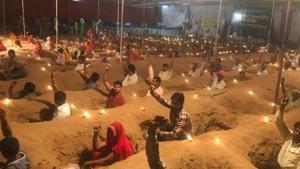 Farmers near Jaipur protest by sitting in pits amid Diwali lamps.(HT File Photo) Farmers near Jaipur protest by sitting in pits amid Diwali lamps.(HT File Photo)
