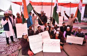 Supporters of Kumar vishwas protesting inside AAP Office as they want his name for Rajya Sabha nomination(Sanchit Khanna/HT PHOTO) Supporters of Kumar vishwas protesting inside AAP Office as they want his name for Rajya Sabha nomination(Sanchit Khanna/HT PHOTO)