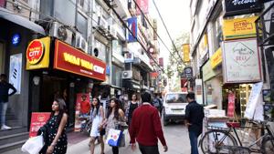 Public interest litigations have alleged that the restaurants and pubs in the two areas are running in contravention of the safety rules, prompting the high court to seek reports from the authorities concerned.(Arun Sharma/HT PHOTO) Public interest litigations have alleged that the restaurants and pubs in the two areas are running in contravention of the safety rules, prompting the high court to seek reports from the authorities concerned.(Arun Sharma/HT PHOTO)