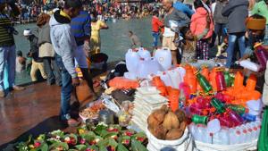Plastic cans being sold in Haridwar.(HT Photo) Plastic cans being sold in Haridwar.(HT Photo)