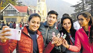 People taking a selfie as they get ready to welcome the New Year, on The Ridge in Shimla on Saturday.(Deepak Sansta /HT) People taking a selfie as they get ready to welcome the New Year, on The Ridge in Shimla on Saturday.(Deepak Sansta /HT)