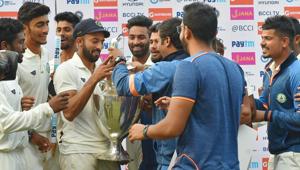 Vidarbha captain Faiz Fazal and his teammates celebrate with the Ranji Trophy after beating Delhi in Indore on Monday.(PTI) Vidarbha captain Faiz Fazal and his teammates celebrate with the Ranji Trophy after beating Delhi in Indore on Monday.(PTI)