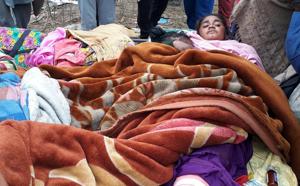 Palam, whose leg is fractured, sleeps next to her husband’s body as she does not have the money to carry out the last rites.(HT Photo) Palam, whose leg is fractured, sleeps next to her husband’s body as she does not have the money to carry out the last rites.(HT Photo)