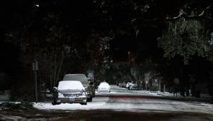 Snow covers cars along a street as snow and cold weather blanket Savannah, Georgia, on Thursday.(AFP photo) Snow covers cars along a street as snow and cold weather blanket Savannah, Georgia, on Thursday.(AFP photo)