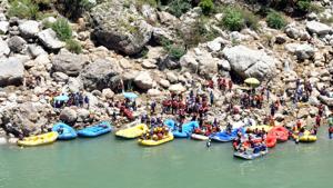 Safety norms are often violated by Rishikesh’s rafting operating agencies that have mushroomed in the last one decade(HT File Photo) Safety norms are often violated by Rishikesh’s rafting operating agencies that have mushroomed in the last one decade(HT File Photo)