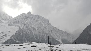 Photo shows snowfall in Sonamarg, 89 km from Srinagar. An avalanche struck Jammu and Kashmir’s Kupwara district, killing six people.(AFP file / Representative photo) Photo shows snowfall in Sonamarg, 89 km from Srinagar. An avalanche struck Jammu and Kashmir’s Kupwara district, killing six people.(AFP file / Representative photo)