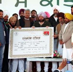 File photo of Punjab Chief Minister Captain Amarinder Singh distributing cheques under the farm debt waiver scheme in Mansa.(Sanjeev Kumar / HT File Photo) File photo of Punjab Chief Minister Captain Amarinder Singh distributing cheques under the farm debt waiver scheme in Mansa.(Sanjeev Kumar / HT File Photo)