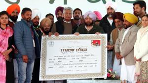 Punjab chief minister Captain Amarinder Singh launching the farm debt waiver scheme in Mansa on Sunday.(Sanjeev Kumar/HT) Punjab chief minister Captain Amarinder Singh launching the farm debt waiver scheme in Mansa on Sunday.(Sanjeev Kumar/HT)