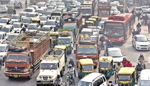 Mathura Road — from Ashram to Sarita Vihar — has emerged as one of the new pollution hotspots in Delhi.(Burhaan Kinu/HT PHOTO) Mathura Road — from Ashram to Sarita Vihar — has emerged as one of the new pollution hotspots in Delhi.(Burhaan Kinu/HT PHOTO)