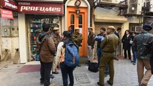 Police and NDMC officials during the sealing drive in Khan Market on Tuesday.(Mohd Zakir/HT PHOTO) Police and NDMC officials during the sealing drive in Khan Market on Tuesday.(Mohd Zakir/HT PHOTO)