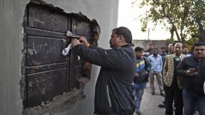 Around 130 shops in Meharchand Market, Lodhi Colony, were sealed on Wednesday for violation of municipal laws.(Burhaan Kinu/HT Photo) Around 130 shops in Meharchand Market, Lodhi Colony, were sealed on Wednesday for violation of municipal laws.(Burhaan Kinu/HT Photo)