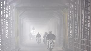 File photo of commuters riding through thick of fog in New Delhi.(HT PHOTO) File photo of commuters riding through thick of fog in New Delhi.(HT PHOTO)