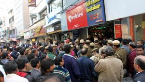 Sealing in Defence Colony area in New Delhi on Tuesday.(HT Photo) Sealing in Defence Colony area in New Delhi on Tuesday.(HT Photo)