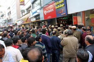 Sealing drive in Khan Market. In December 2016, the Supreme Court revived its monitoring committee to seal illegal commercial establishments in Delhi.(HT Photo) Sealing drive in Khan Market. In December 2016, the Supreme Court revived its monitoring committee to seal illegal commercial establishments in Delhi.(HT Photo)