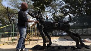 An artist works on a sculpture ‘A Dog’ at Millennium Park.(Burhaan Kinu/HT PHOTO) An artist works on a sculpture ‘A Dog’ at Millennium Park.(Burhaan Kinu/HT PHOTO)