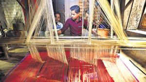 A weaver works on a handloom in Varanasi. Poor pay, long hours and dip in demand have made many handloom weavers here switch to powerlooms.(Raj K Raj/HT PHOTO) A weaver works on a handloom in Varanasi. Poor pay, long hours and dip in demand have made many handloom weavers here switch to powerlooms.(Raj K Raj/HT PHOTO)