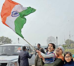 People at India Gate in New Delhi on Friday.(Sushil Kumar/HT PHOTO) People at India Gate in New Delhi on Friday.(Sushil Kumar/HT PHOTO)