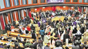 Chaos prevailed in the joint session of three municipal corporations held on Saturday to discuss the sealing drive by the Supreme Court-appointed monitoring committee. Chaos prevailed in the joint session of three municipal corporations held on Saturday to discuss the sealing drive by the Supreme Court-appointed monitoring committee.