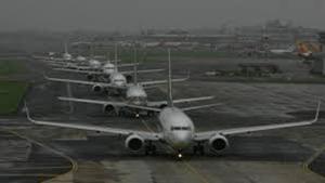 Mumbai airport does not have parallel runways, which restricts more traffic, thereby lowering the number of flight movements at the city airport.(HT File) Mumbai airport does not have parallel runways, which restricts more traffic, thereby lowering the number of flight movements at the city airport.(HT File)