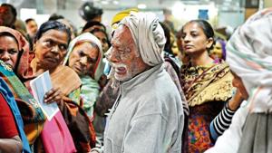 This photo of an old man crying after missing his spot at a SBI branch in Gurgaon went viral after demonetisation.(Parveen Kumar/HT File Photo) This photo of an old man crying after missing his spot at a SBI branch in Gurgaon went viral after demonetisation.(Parveen Kumar/HT File Photo)