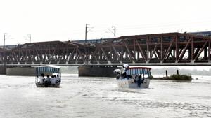 The Yamuna, which is polluted in most parts of Delhi, gets cleaner and deeper upstream between Wazirabad in Delhi and Palla on the Delhi-Haryana border but becomes shallow before Agra.(Hindustan Times) The Yamuna, which is polluted in most parts of Delhi, gets cleaner and deeper upstream between Wazirabad in Delhi and Palla on the Delhi-Haryana border but becomes shallow before Agra.(Hindustan Times)