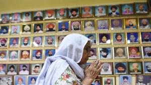 A woman pays tribute to victims of 1984 anti-Sikh riots. If we wish to expose something dreadful done by party A, we feel a need to balance it by finding a fault in party B.(Sanchit Khanna/ HT Photo)
