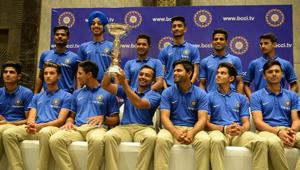 The Indian team pose with the ICC U-19 cricket World Cup trophy in Mumbai on Monday.(AFP) The Indian team pose with the ICC U-19 cricket World Cup trophy in Mumbai on Monday.(AFP)