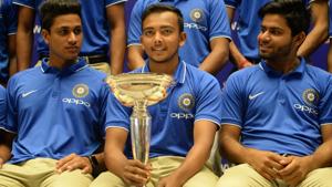 Prithvi Shaw (C) holds the U-19 Cricket World Cup trophy during a news conference in Mumbai.(AFP) Prithvi Shaw (C) holds the U-19 Cricket World Cup trophy during a news conference in Mumbai.(AFP)