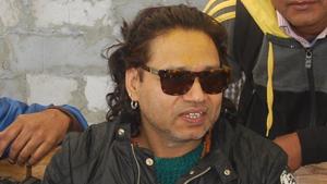 Singer Kailash Kher submitted his work to DIPR director general Pankaj Pande.(HT File) Singer Kailash Kher submitted his work to DIPR director general Pankaj Pande.(HT File)
