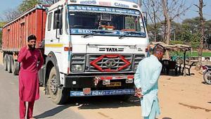 A truck held up at a ‘goonda tax’ collection point (right) on the outskirts of Bathinda.(Sanjeev Kumar/HT) A truck held up at a ‘goonda tax’ collection point (right) on the outskirts of Bathinda.(Sanjeev Kumar/HT)